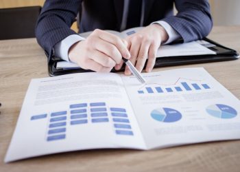 HOW TO CHOOSE THE RIGHT FINANCIAL PLANNER